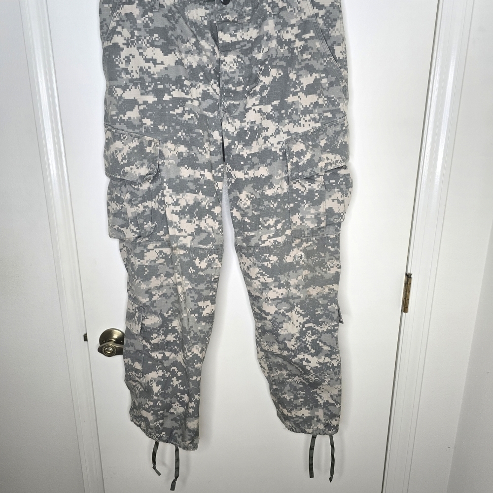 Propper Digital Camo Cargo Pants Size M-S Waist 31-35" Inseam 26.5-29.5"